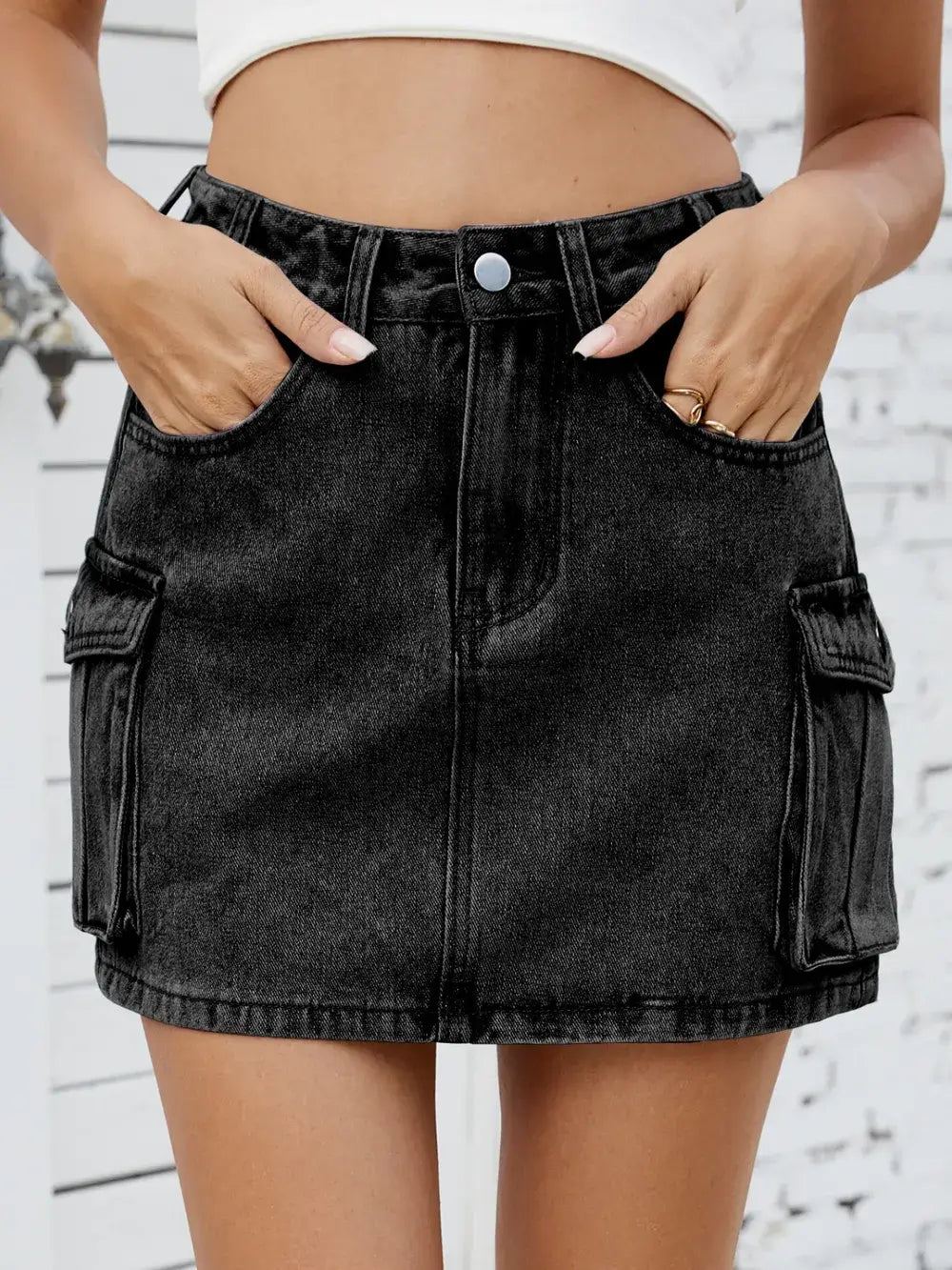 Cargo denim skirt for women, stylish and functional with pockets, perfect for casual or trendy streetwear.