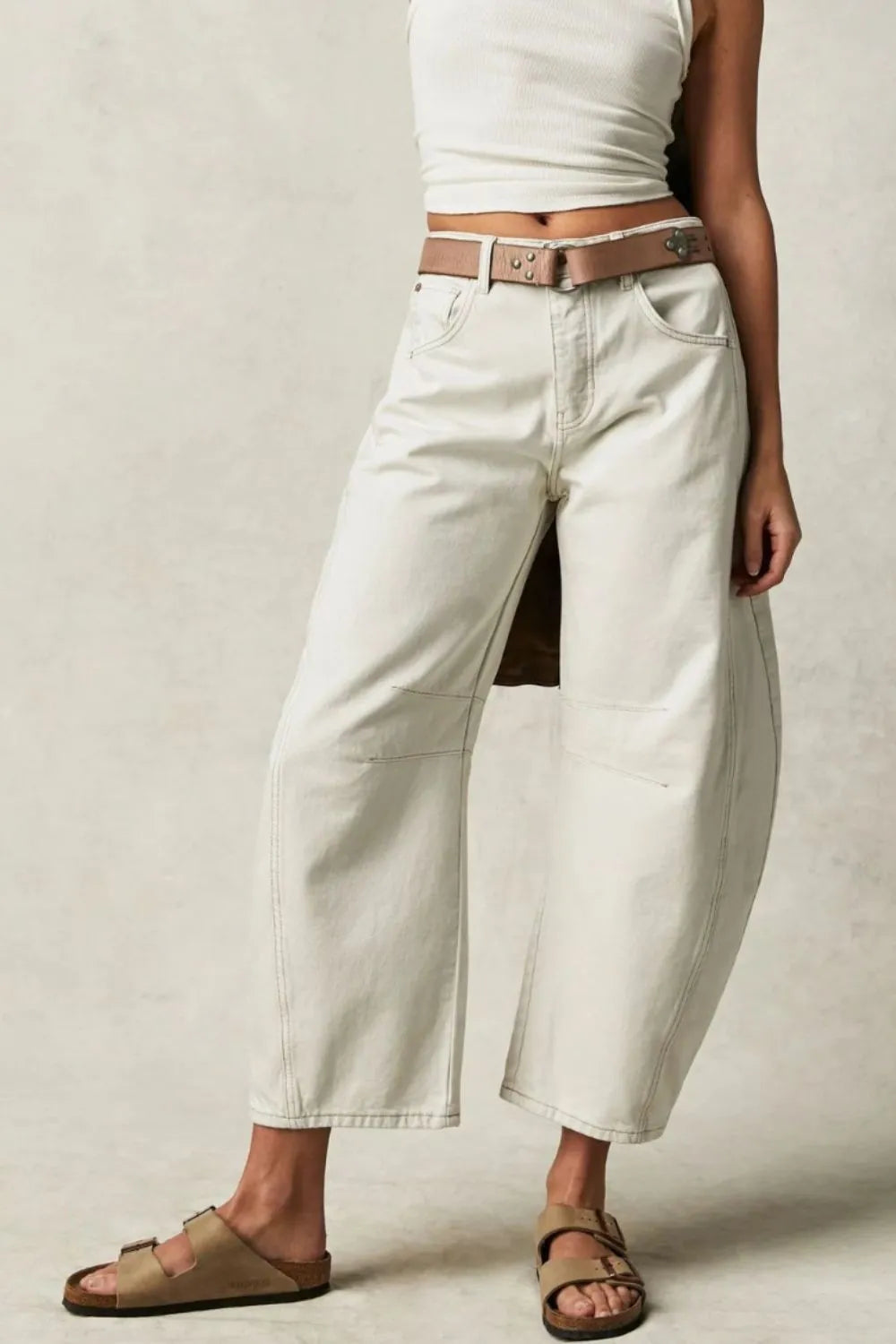Wide Leg Jeans with Pockets in light color, styled with a belt and worn with casual sandals for a relaxed look.
